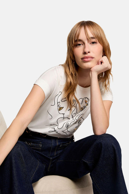 Wit T-shirt met korte mouwen van Morgan de Toi, gecombineerd met een high-waisted jeans en een ringriem.