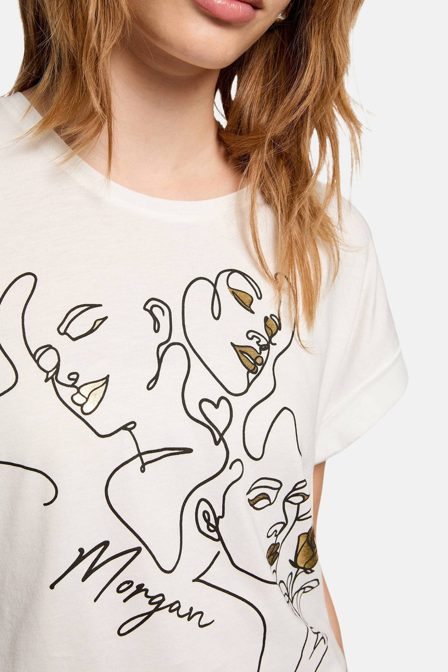 Wit T-shirt met korte mouwen van Morgan de Toi met artistiek gezichtspatroon en cursieve inscriptie.