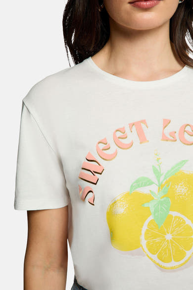 T-shirt blanc à manches courtes de Morgan de Toi avec imprimé citron graphique et lettrage rose.