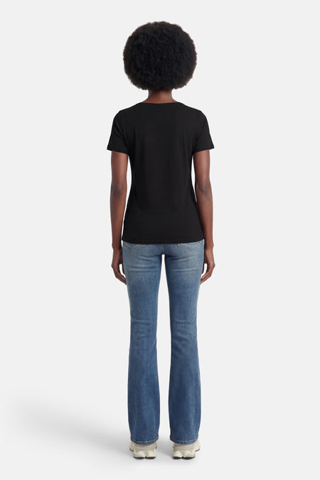 T-shirt à manches courtes noir de Morgan de Toi, porté avec un jean évasé et des baskets, vue de dos.
