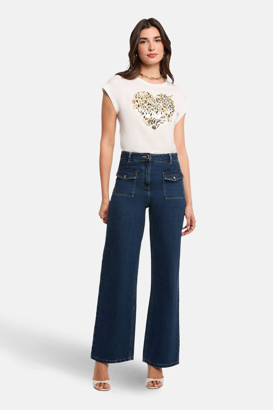 T-shirt blanc à manches courtes de Morgan de Toi, avec motif cœur léopard imprimé, porté avec un jean taille haute.
