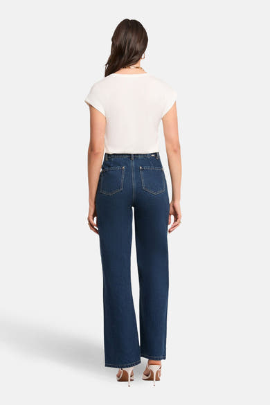 T-shirt blanc à manches courtes de Morgan de Toi, porté avec un jean taille haute et des talons aiguilles.