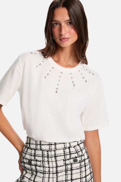 Wit T-shirt met korte mouwen van Morgan de Toi, gedragen met een geruite rok.