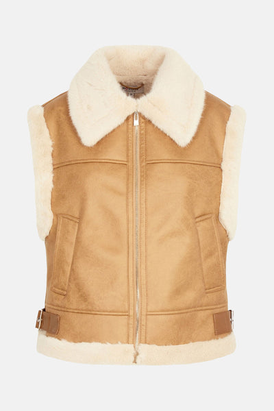 Veste sans manches en suédine cognac de Morgan de Toi, avec col et bordures en fausse fourrure écrue, coupe courte.
