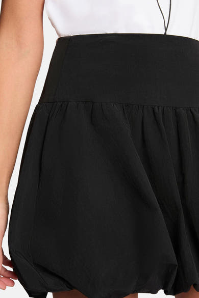 Jupe courte noire de Morgan de Toi, avec taille haute et détails froncés.