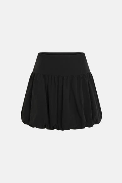 Jupe courte noire de Morgan de Toi, style ballon, avec un tissu drapé et texturé.