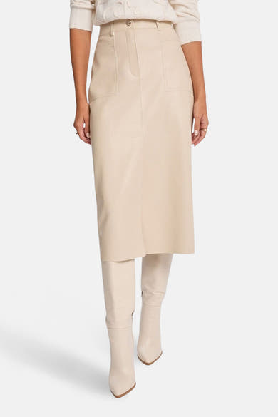 Jupe 3/4 beige de Morgan de Toi, avec poches avant et bottes assorties.