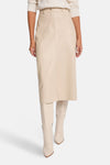 Jupe 3/4 beige de Morgan de Toi, avec poches avant et bottes assorties.