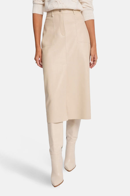 Jupe 3/4 beige de Morgan de Toi, avec poches avant et bottes assorties.