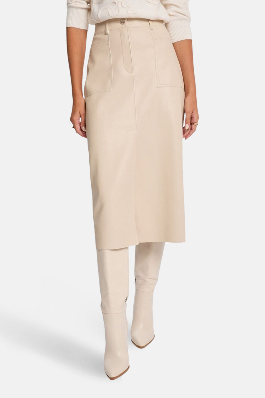 Jupe 3/4 beige de Morgan de Toi, avec poches avant et bottes assorties.