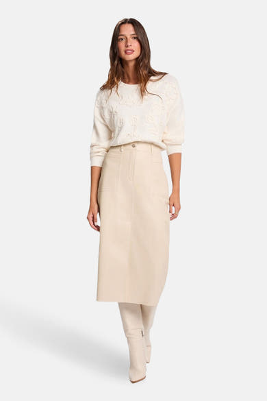 Beige 3/4 rok van Morgan de Toi, rechte pasvorm met opgestikte zakken, gedragen met een crèmekleurige trui met bloemenpatroon.