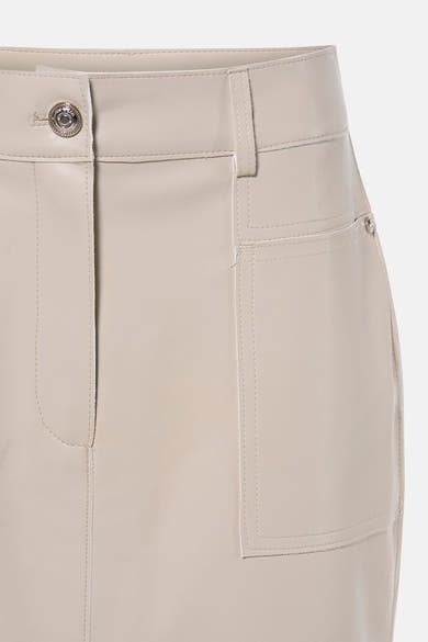Beige 3/4 rok van imitatieleer van Morgan de Toi, met decoratieve zilveren knoop en riemlussen.