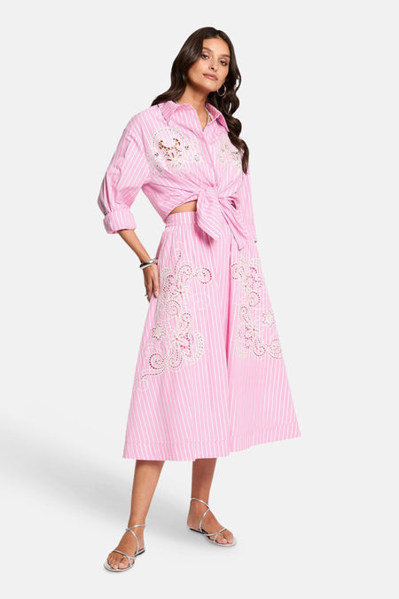 Morgan de Toi 3/4 roze rok met strepen en ajourborduursel, gedragen met een bijpassend topje.