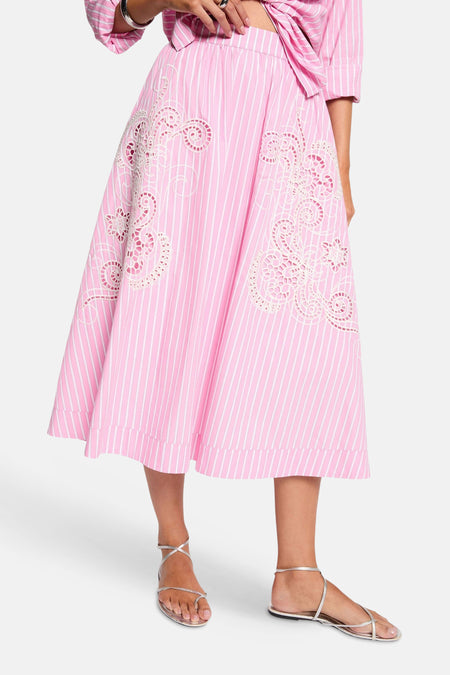 Roze 3/4 rok met witte verticale strepen van Morgan de Toi, van achteren gedragen met bijpassend overhemd, oorringen en zilveren sandalen.