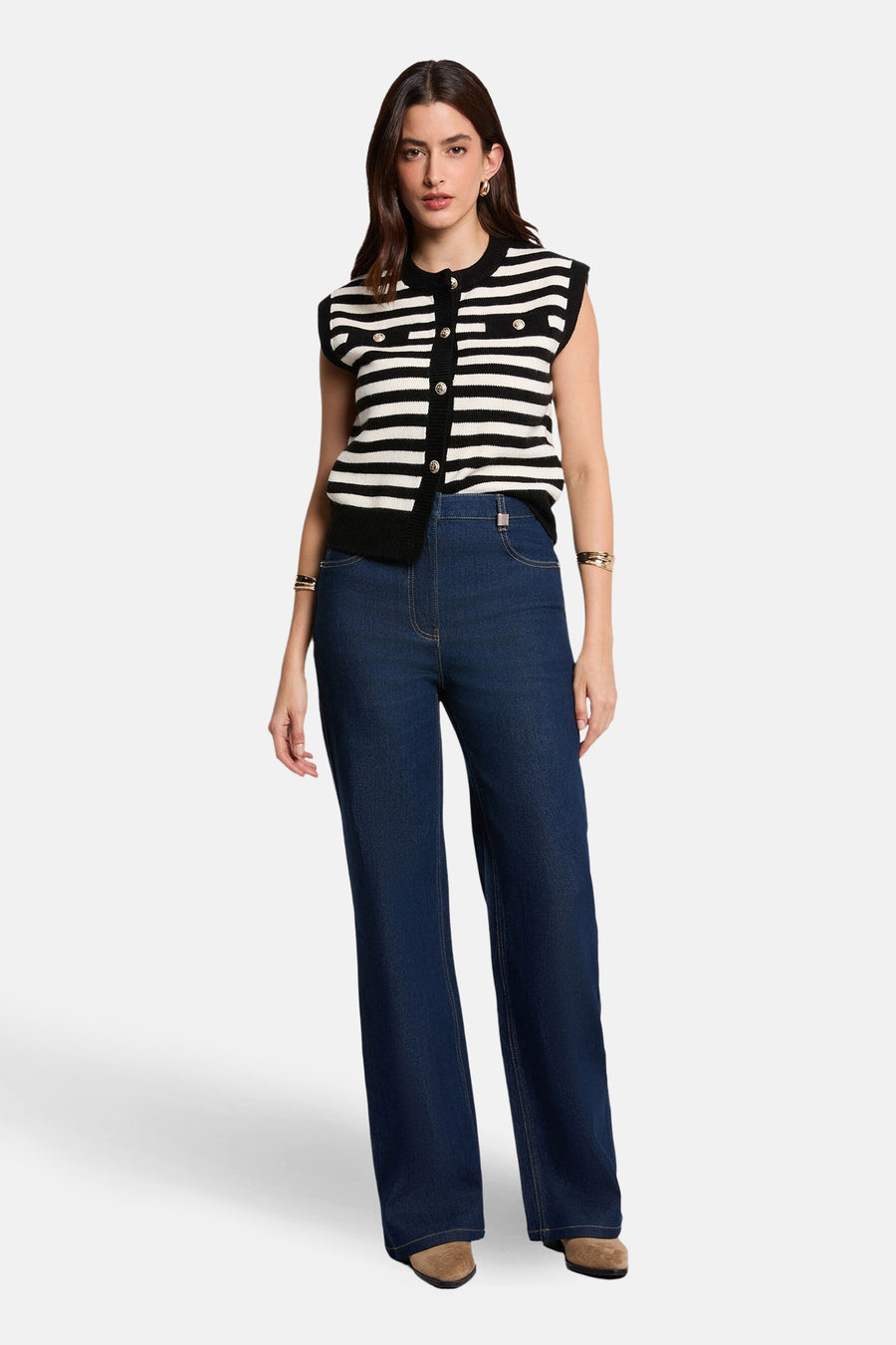 Gilet multicolore de Morgan de Toi avec motif rayé horizontal noir et blanc, boutons dorés.
