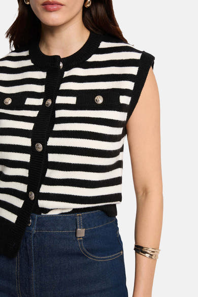 Gilet multicolore à rayures horizontales de Morgan de Toi, avec boutons argentés et détails de poches.