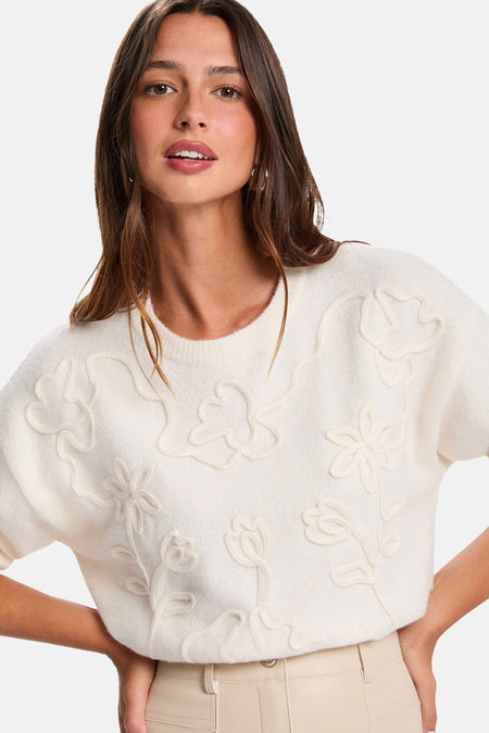 Pull à col rond écru de Morgan de Toi avec des motifs floraux en relief.