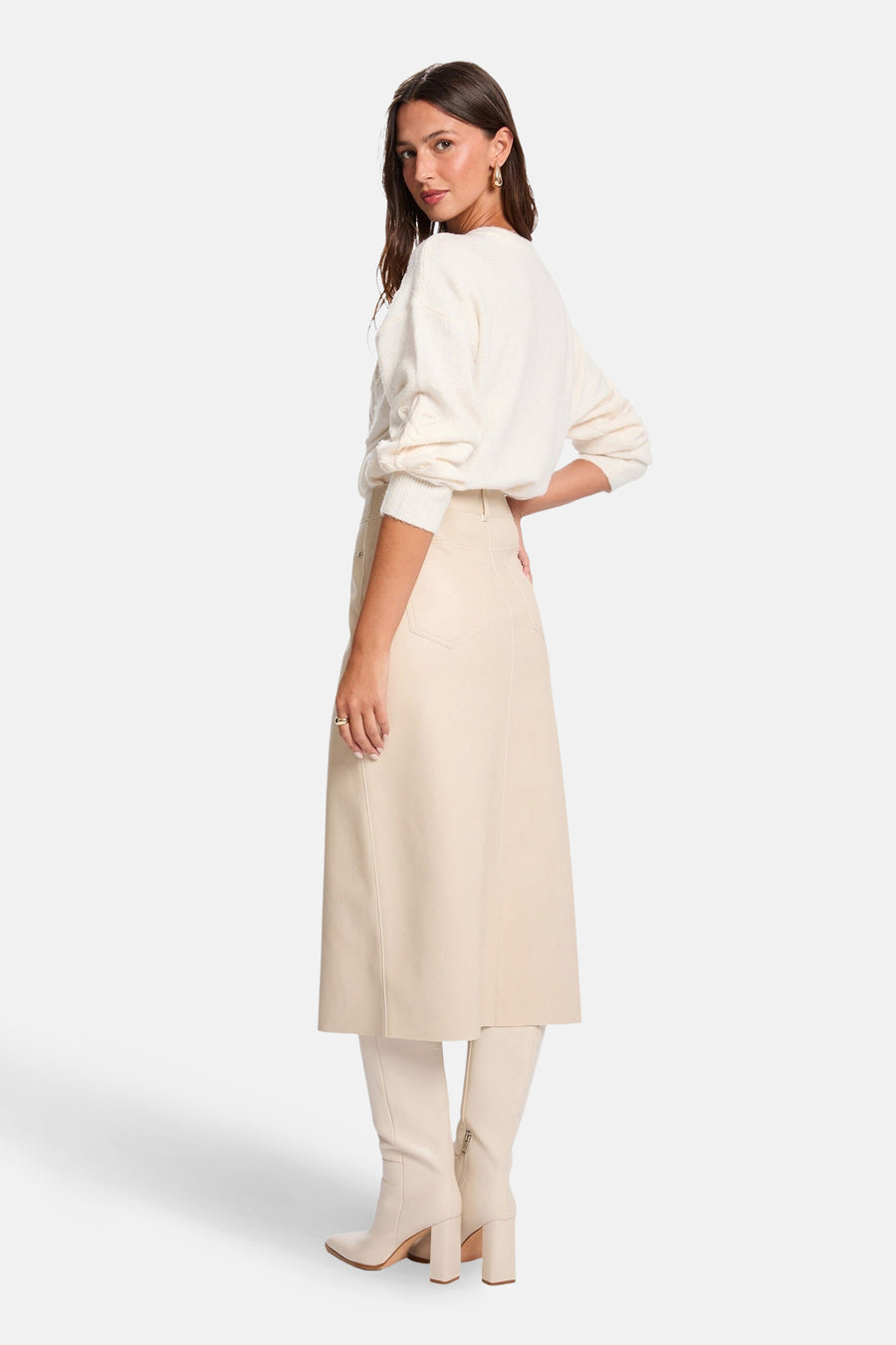 Pull à col rond écru de Morgan de Toi, porté avec une jupe beige et des bottes assorties.