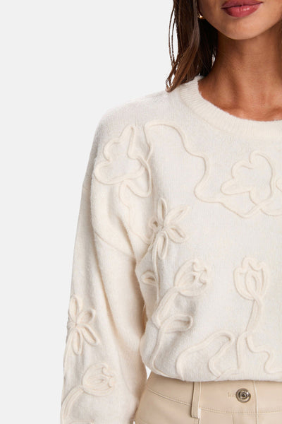 Pull écru à col rond de Morgan de Toi avec motifs floraux en relief sur le devant et les manches.