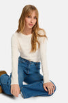 Ecru trui met ronde hals van Morgan de Toi, met gestructureerd patroon van horizontale strepen op een blauwe jeans.