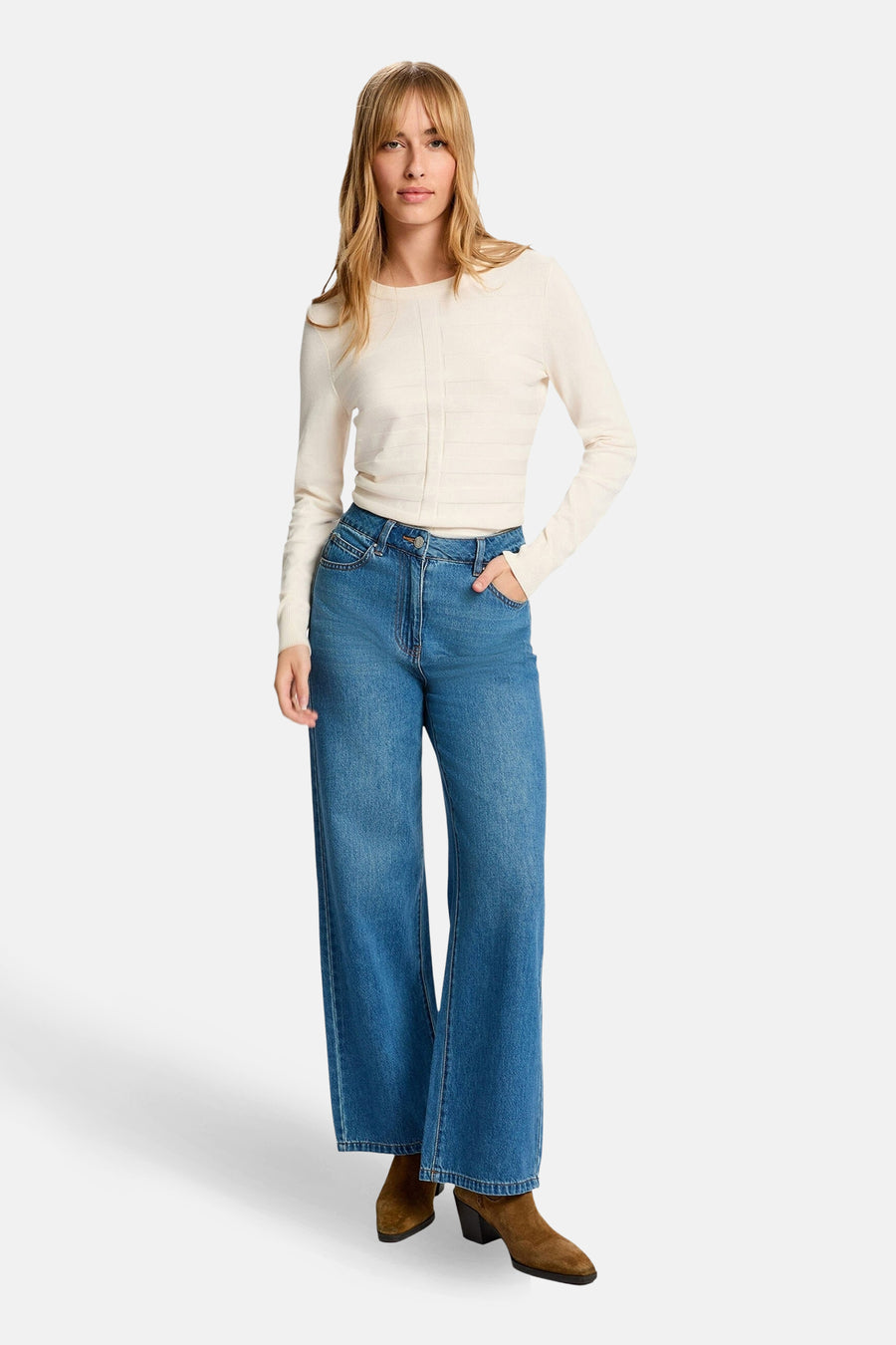 Ecru ronde hals trui van Morgan de Toi, met lange mouwen, gedragen met een high-waisted flared jeans.