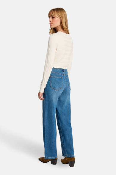 Ecru ronde hals trui van Morgan de Toi, gedragen met een hoge taille blauwe jeans en bruine enkellaarsjes.