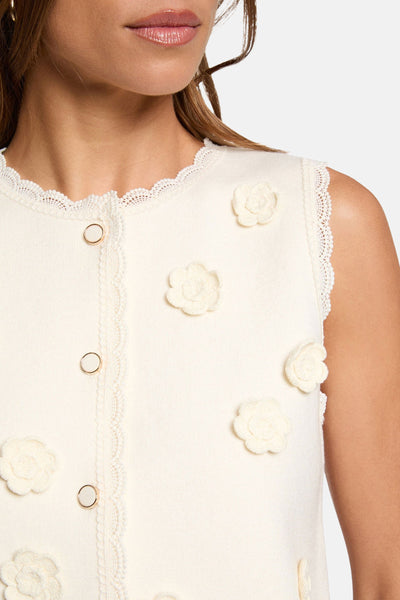 Ecru vest van Morgan de Toi versierd met decoratieve bloemen en afgewerkt met kant.