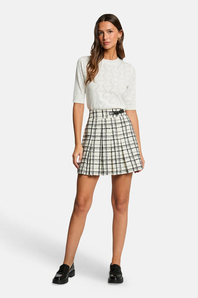 Pull blanc à col rond et manches courtes de Morgan de Toi, tricoté avec un motif "LOVE" géométrique.