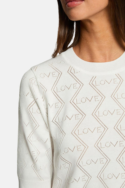 Pull à col rond blanc de Morgan de Toi avec motif ajouré « LOVE » en chevrons.