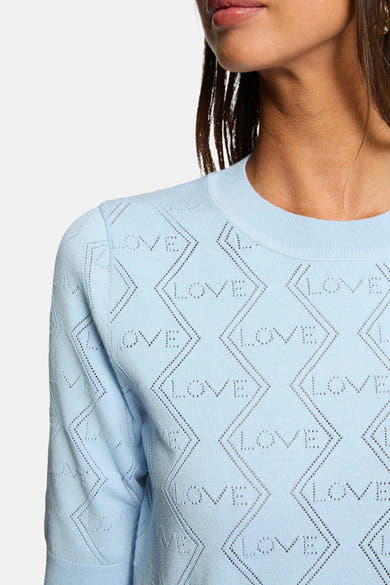 Ronde hals trui van Morgan de Toi in het blauw met een ajour jacquardpatroon dat het woord LOVE vormt.