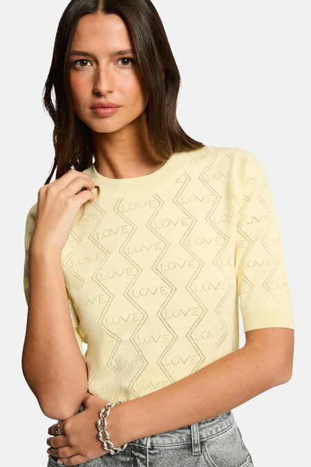 Pull à col rond jaune de Morgan de Toi, avec motif losange ajouré « Love ».
