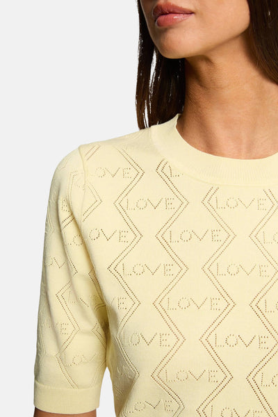 Pull à col rond jaune pâle de Morgan de Toi, en maille ajourée avec motif "LOVE" en losanges.