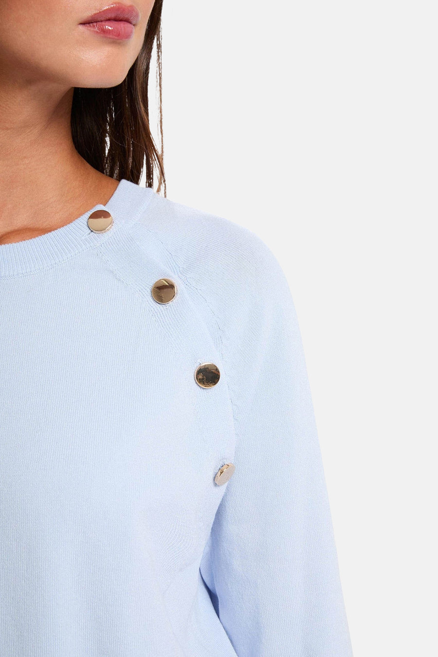 Pull bleu à col rond de Morgan de Toi, orné de boutons dorés sur l'épaule, en maille fine.