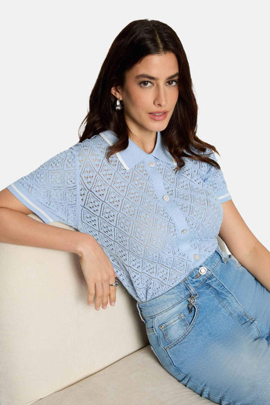 Pull bleu à mailles ajourées de Morgan de Toi, avec col polo et boutons décoratifs, porté avec un jean.
