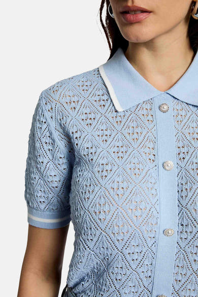Pull bleu en maille ajourée de Morgan de Toi avec col polo, boutons décoratifs et finitions côtelées.