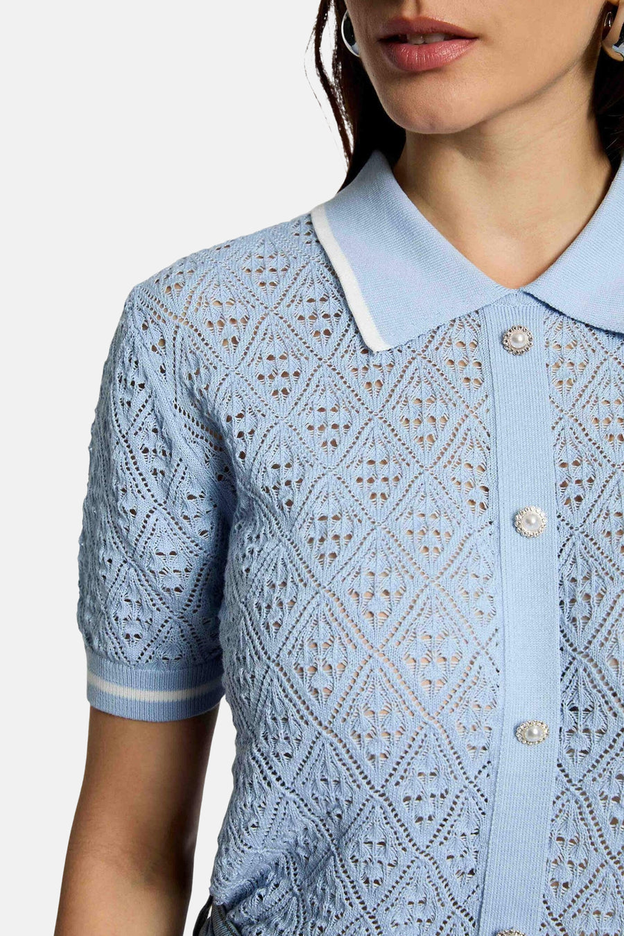 Pull bleu en maille ajourée de Morgan de Toi avec col polo, boutons décoratifs et finitions côtelées.