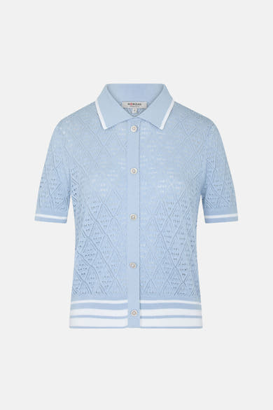 Pull bleu en maille ajourée de Morgan de Toi, avec col polo, rayures blanches et boutons décoratifs.
