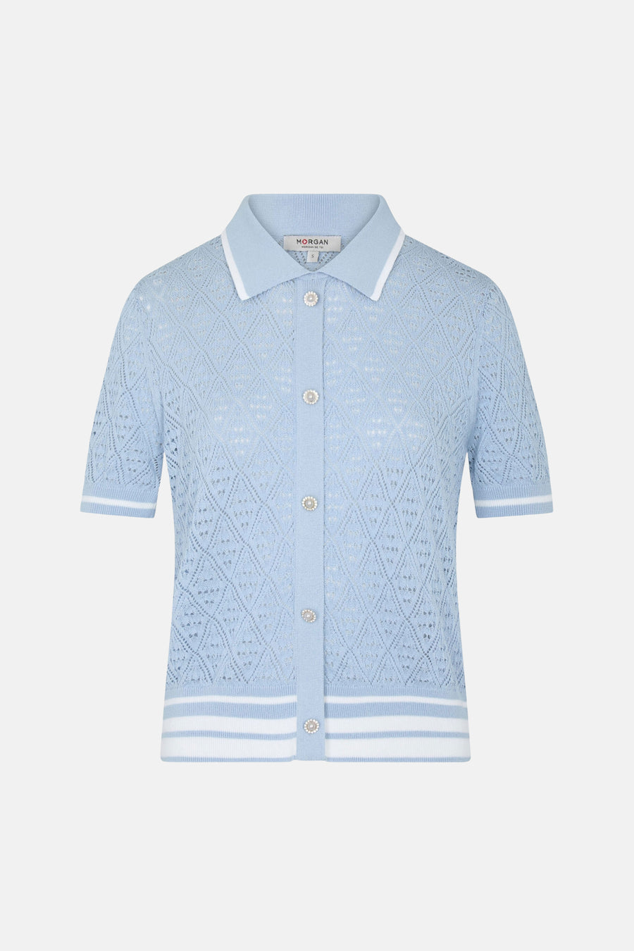 Pull bleu en maille ajourée de Morgan de Toi, avec col polo, rayures blanches et boutons décoratifs.
