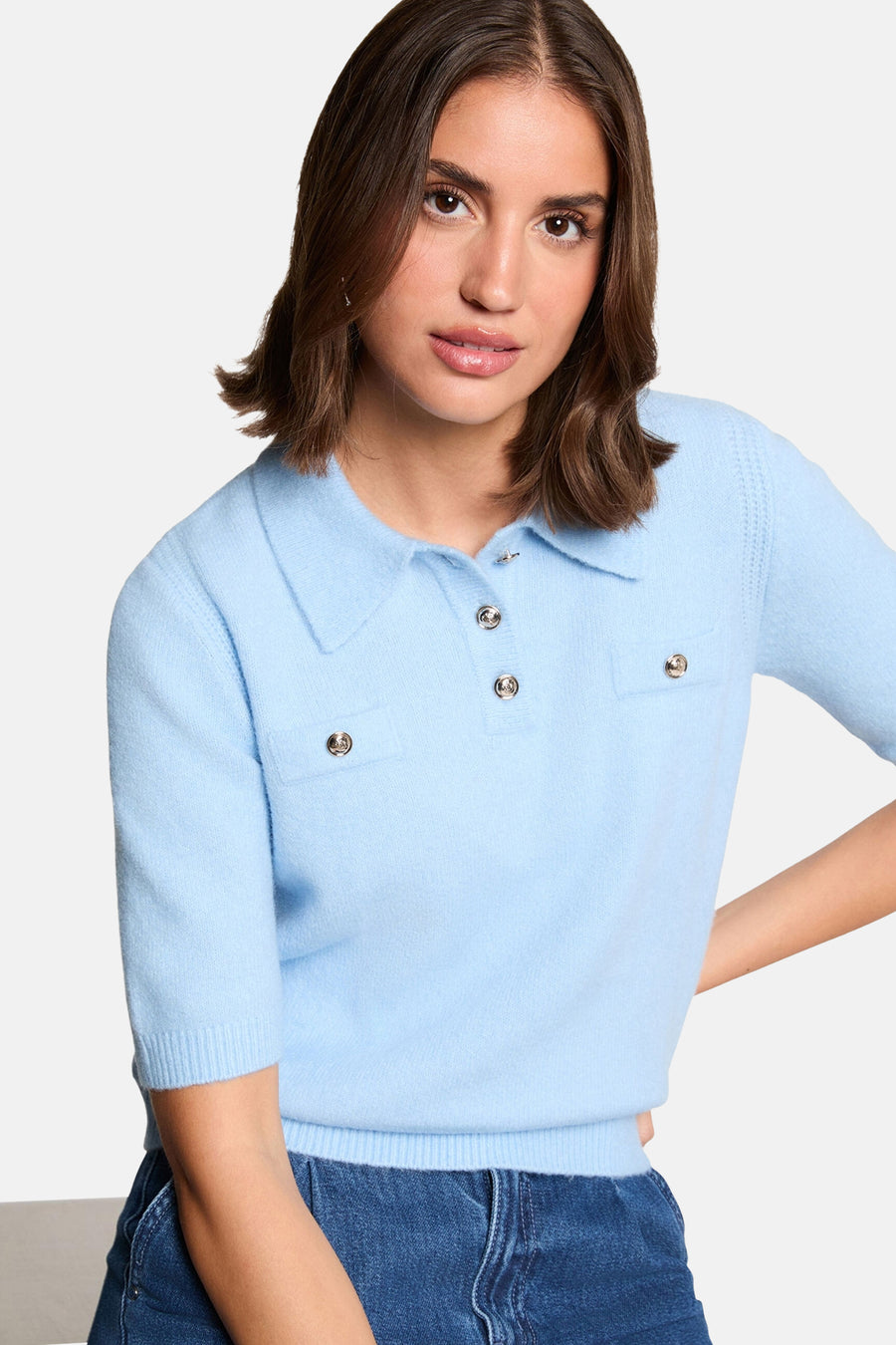 Pull bleu clair de Morgan de Toi avec col polo et boutons décoratifs.