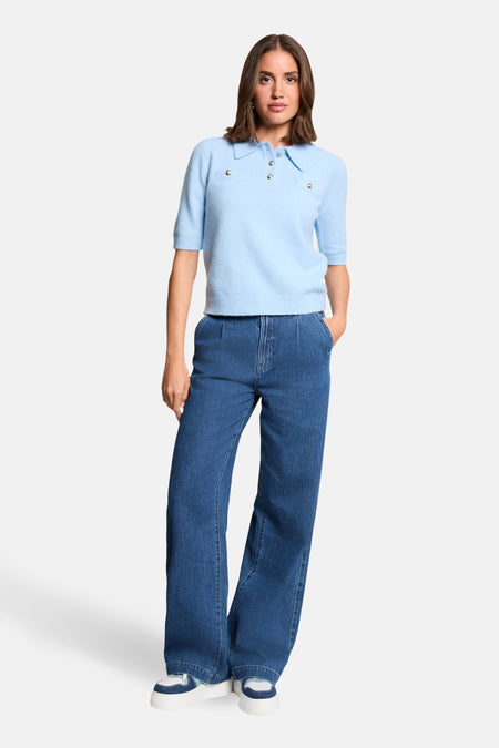 Pull bleu, by Morgan de Toi, à manches courtes avec détails de boutons métalliques sur le devant.