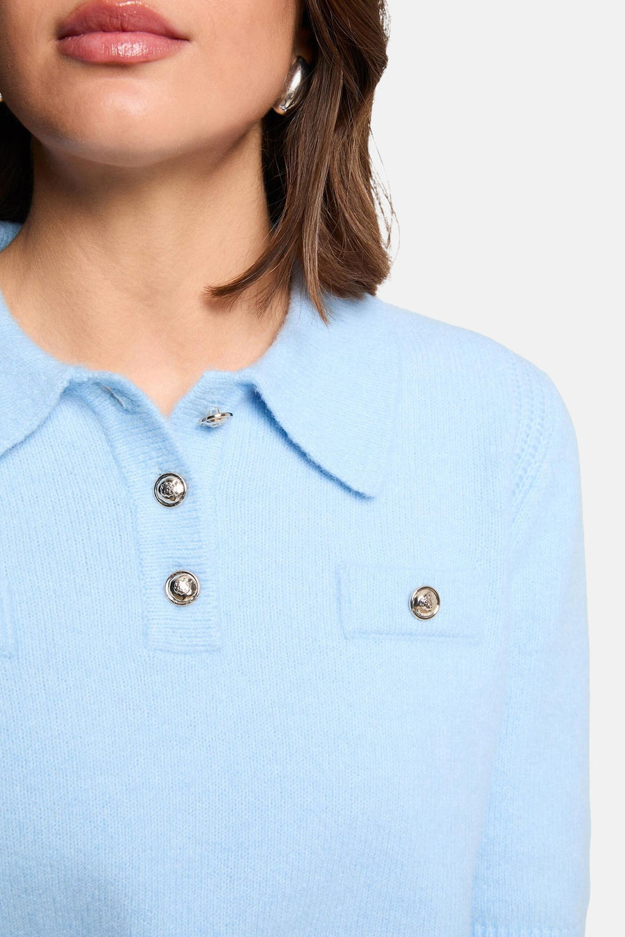 Pull bleu de Morgan de Toi avec col polo et boutons décoratifs argentés.