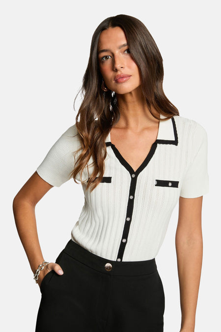 T-shirt à manches courtes blanc de Morgan de Toi avec col noir, patte de boutonnage et fausses poches.