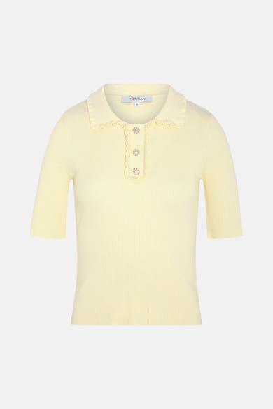 Polo jaune en maille côtelée de Morgan de Toi, orné de boutons décoratifs et d'un col à volants.
