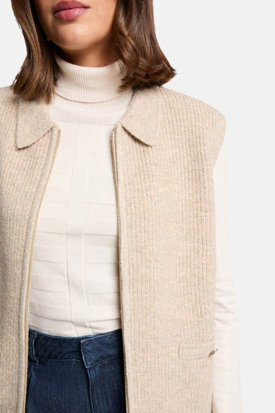 Beige jas van Morgan Toi in gebreide textuur met klaplak en zakken, gedragen over een rolluikpullover.