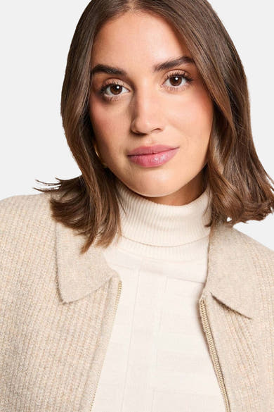 Beige jas van Morgan de Toi, gekrulde textuur met gouden knopsluiting, gedragen over een rolluikpullover.