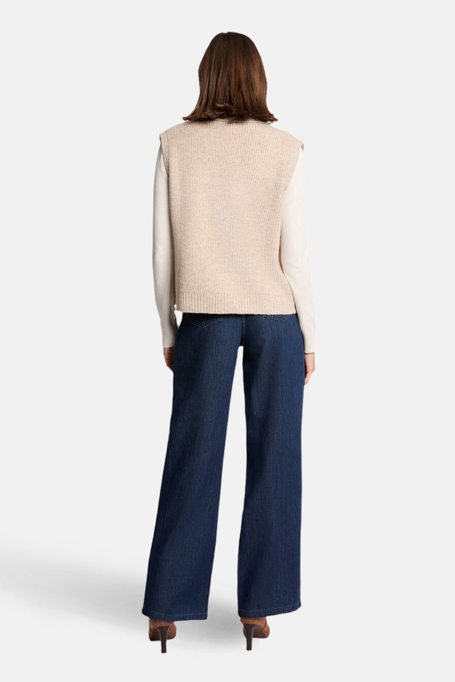 Gilet beige g tricot van Morgan de Toi, gedragen over een witte blouse en een brede jeans, rugweergave.
