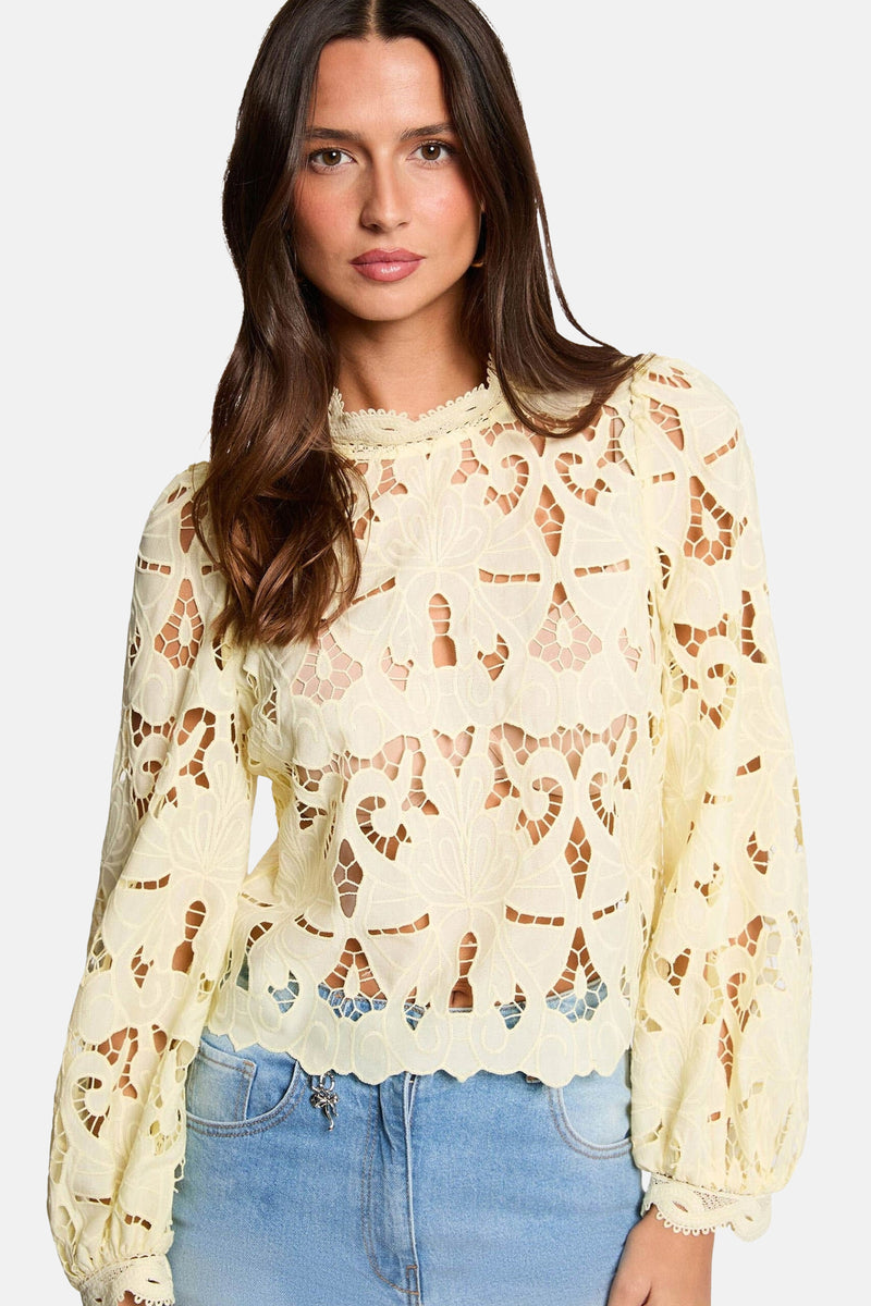 Gele kanten blouse van Morgan de Toi, met opstaande kraag en lange, kanten mouwen.