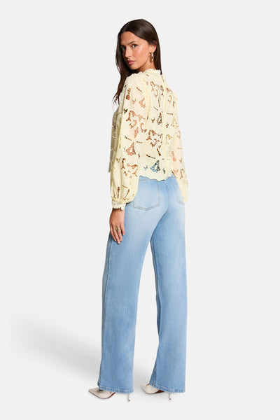 Gele blouse met lange mouwen van Morgan de Toi, in bloemenkant met geschulpte zoom.