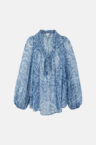Blouse bleue à manches longues de Morgan de Toi, avec un motif cachemire et un col à volants.
