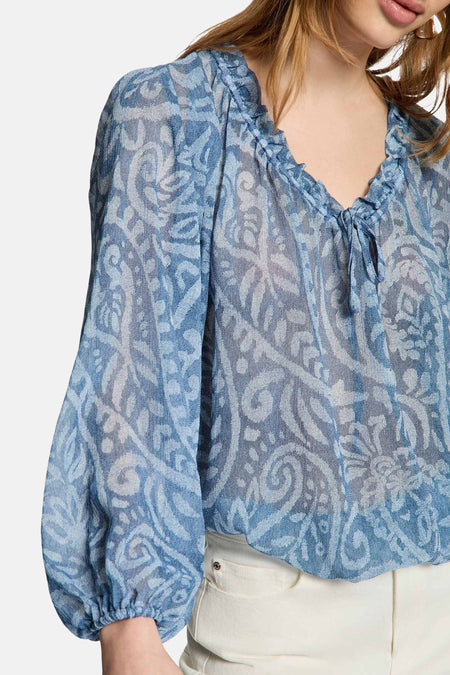 Blouse bleue à manches longues de Morgan de Toi avec motif paisley et col à volants.